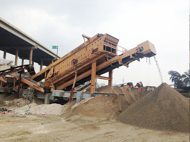 湖北楚光環保移動破碎機破碎建筑垃圾現場