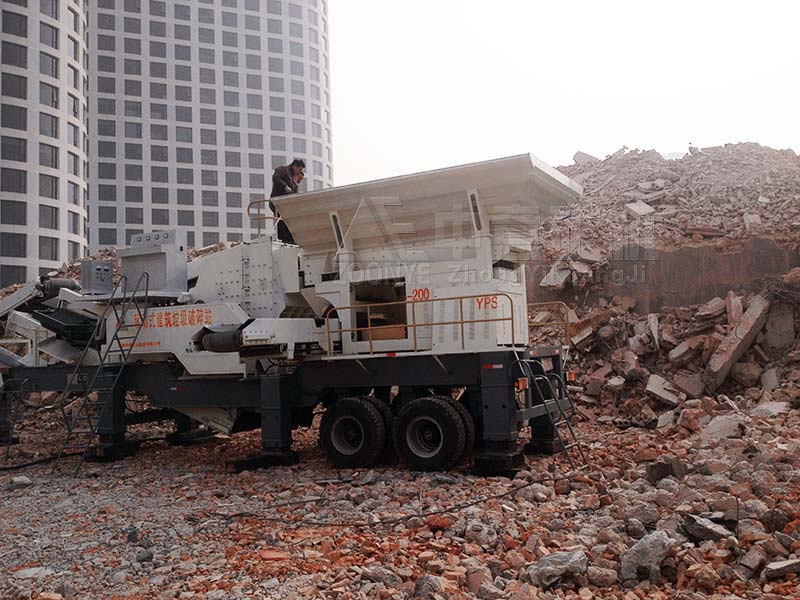 建筑垃圾移動破碎機工作現場