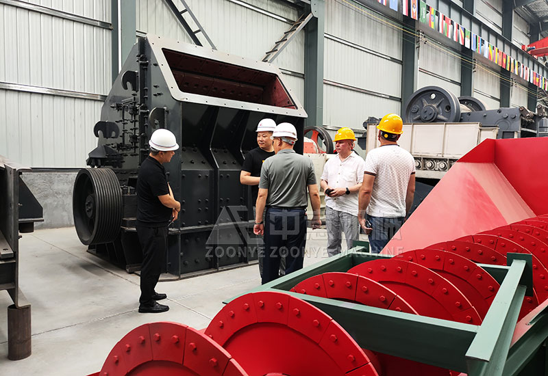 劉經(jīng)理給客戶講解設(shè)備.jpg 劉經(jīng)理給客戶講解設(shè)備.jpg