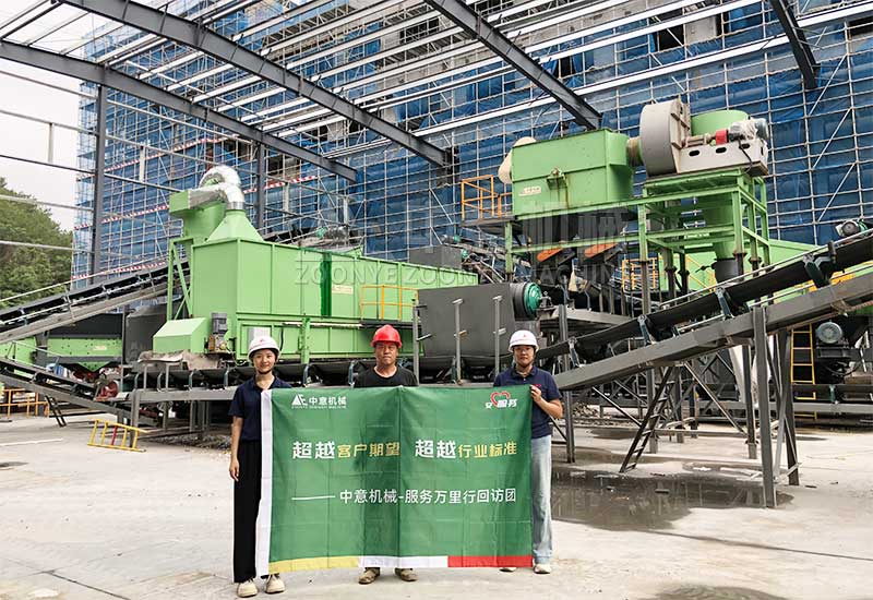 技術工程師在客戶現場合影留念 技術工程師在客戶現場合影留念